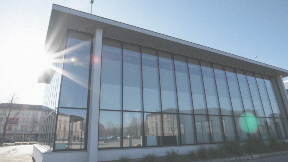 Jak folia przeciwsłoneczna zewnętrzna przyczynia się do oszczędności w wydatkach na chłodzenie?